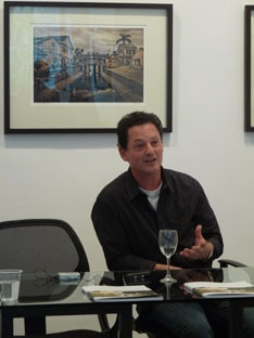 Nghệ sĩ nhiếp ảnh Les Horvart
tại triển lãm của mình.