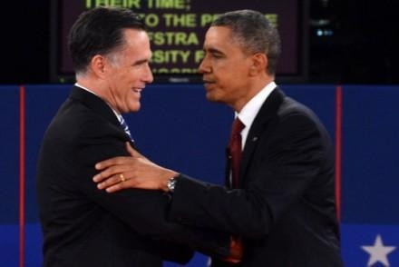 Tổng thống Mỹ đương nhiệm Barack Obama và ứng cử viên đảng Cộng hòa Mitt Romney tại cuộc tranh luận tối ngày 16-10