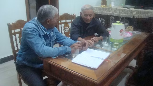 Ông Thoàn và ông Tư cùng nhớ lại ký ức đau thương.