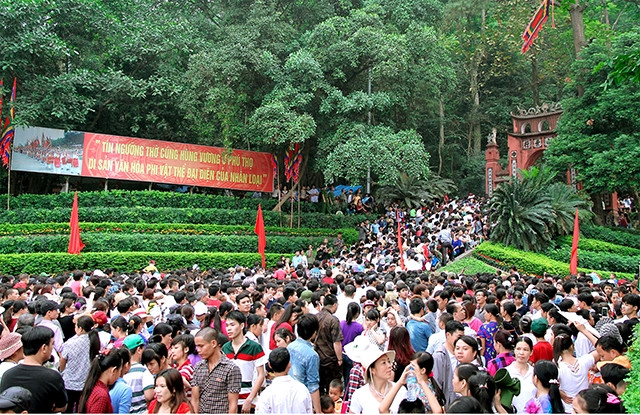 Hằng năm, cứ vào dịp mồng 10 tháng Ba âm lịch, người dân từ khắp nơi lại hành hương về Khu di tích lịch sử quốc gia đặc biệt Đền Hùng (Phú Thọ) để tưởng nhớ công ơn dựng nước của các Vua Hùng.