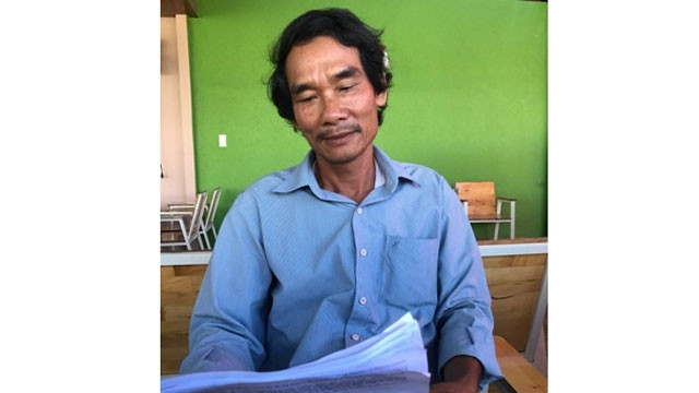 Ông Nguyễn Đình Thỏa cùng đơn và hồ sơ gửi các ngành chức năng.