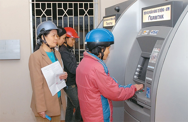 Lượng giao dịch rút tiền ATM trong dịp Tết tăng cao đột biến. Ảnh: ĐỨC TOÀN
