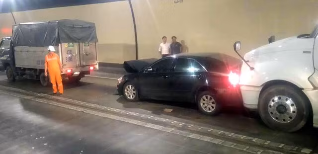 Hiện trường vụ tai nạn giao thông trong hầm Hải Vân ngày 4-4.