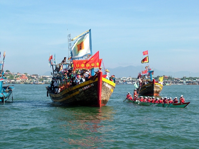 Ngư dân các làng biển miền trung vào mùa đánh bắt mới. Ảnh: DƯƠNG HỒNG LÂM