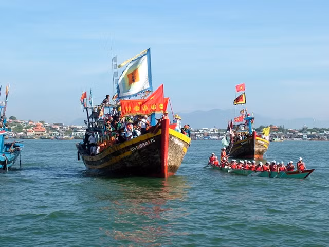 Ngư dân các làng biển miền trung vào mùa đánh bắt mới. Ảnh: DƯƠNG HỒNG LÂM