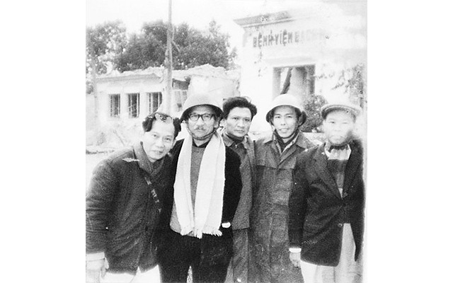 Các nhà văn, nhà báo đi thực địa, viết bài trong Chiến dịch 12 ngày đêm, 1972. 