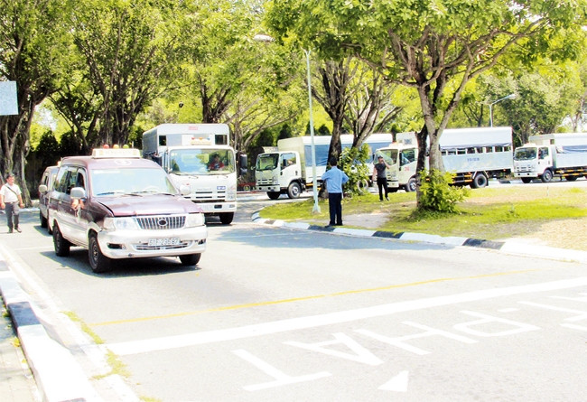 Thí sinh thực hành lái xe ô-tô tại một cơ sở đào tạo, sát hạch ở huyện Củ Chi.