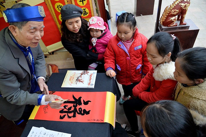 Người Hà Nội xin chữ tại Hội chữ Xuân Mậu Tuất 2018. Ảnh: Thủy Nguyên