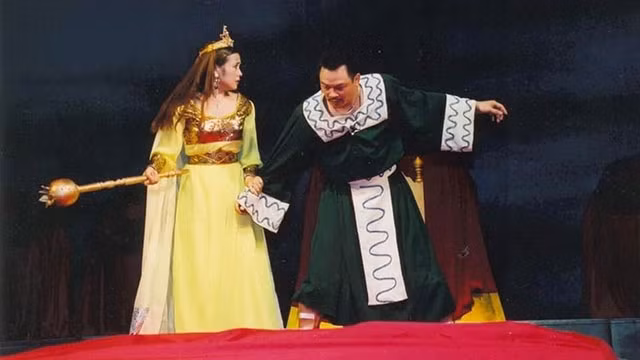 NSND Anh Tú và NSND Lan Hương trong vở Macbeth do NSND Lê Hùng dàn dựng.