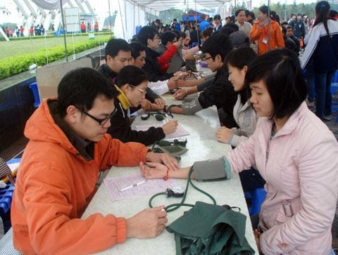 Hàng nghìn bạn trẻ đã có mặt từ sớm tại công viên Hòa Bình để đăng ký tham gia hiến máu.
