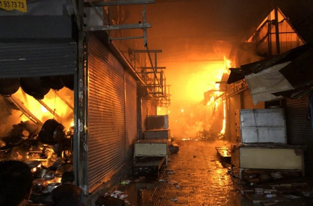 Ngọn lửa nhanh chóng lan rộng trong đêm. (Ảnh: Fresh News).