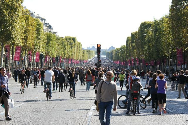 Hàng nghìn người đổ về đại lộ Champs-Élysées, một trong những điểm không có xe ô-tô lưu thông. 
