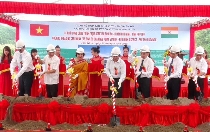 Bà Preeti Saran, Đại sứ Đặc mệnh toàn quyền nước Cộng hòa Ấn Độ tại Việt Nam cùng các doanh nghiệp Ấn Độ tại Việt Nam và lãnh đạo tỉnh Phú Thọ khởi công công trình Trạm bơm tiêu Phú Thọ.