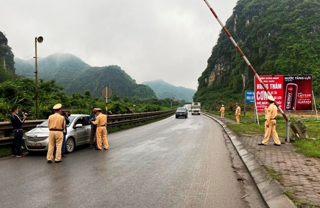 Cảnh sát giao thông kiểm soát người, phương tiện vào Thanh Hóa.