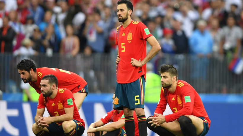 Các cầu thủ Tây Ban Nha thẫn thờ nhìn đội tuyển Nga giành chiến thắng. ( Ảnh: FIFA )