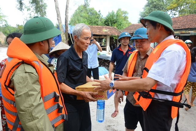 Lãnh đạo TP Tam Kỳ thăm, tặng quà người dân vùng ngập lụt tại thôn Tân Thái (xã Tam Thăng). 