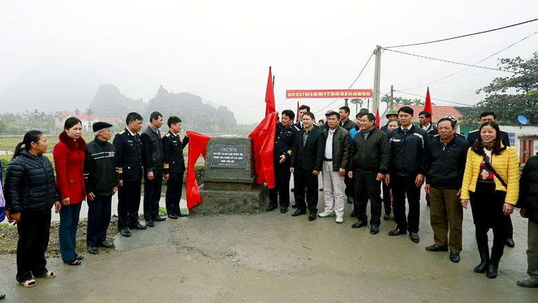 Đại diện Nhà máy X28 (Cục Kỹ thuật, Quân chủng Hải quân) và cấp ủy, chính quyền địa phương tham gia khánh thành công trình đường giao thông nông thôn tại xã Lưu Kỳ, huyện Thủy Nguyên (Hải Phòng).