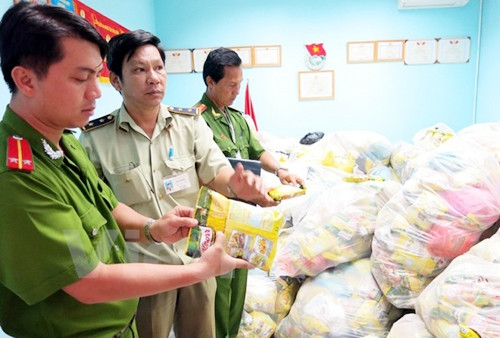 Ðoàn kiểm tra liên ngành tỉnh Bình Dương kiểm tra, làm rõ số hàng giả bị phát hiện trong phần quà Tết của công nhân tại Khu công nghiệp Sóng Thần 2. Ảnh: CHÍ TƯỜNG