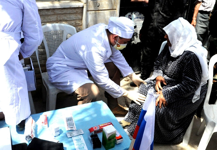 Nga cung cấp viện trợ nhân đạo tới người dân ngoại ô Đa-mát, Xy-ri. 