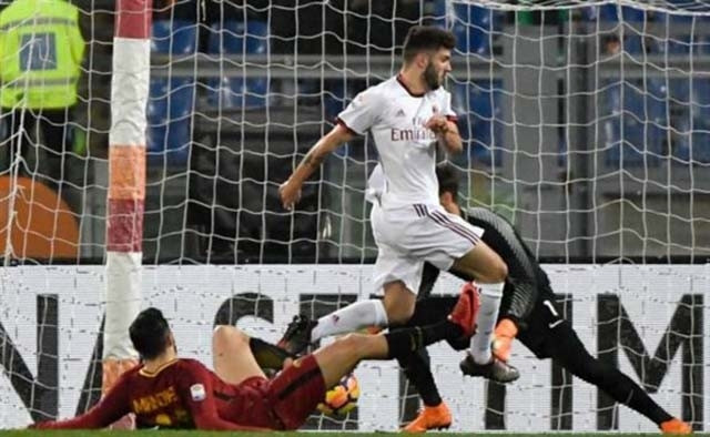 Patrick Cutrone đệm bóng cận thành mở tỷ số cho Milan trong chiến thắng thuyết phục trên sân của AS Roma.