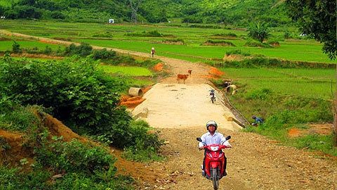 Con đường cấp phối nối từ khu dân cư đến sát chân núi do người dân xã Phước Năng hiến đất và đóng góp ngày công lao động.