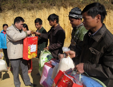 Chủ tịch Hội Doanh nhân trẻ Bắc Cạn Hà Văn Phú tặng quà Tết các hộ nghèo ở thôn Tham Chom.