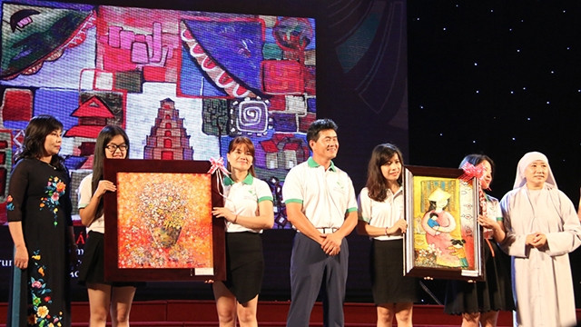 Những bức tranh được đấu giá làm từ thiện.