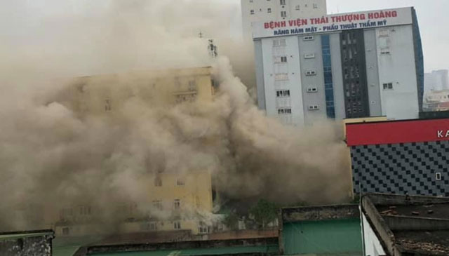 Cháy lớn đã khiến khói bao trùm lên toàn bộ khách sạn – karaoke Avatar.