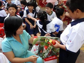 Học sinh lớp 2C tặng hoa cô giáo Trường tiểu học Nhuyễn Thái Sơn (TP Hồ Chí Minh). Ảnh: T.T.D
