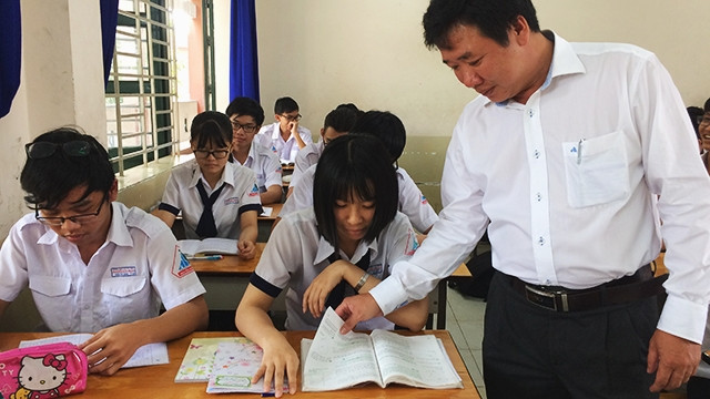 Học sinh khối lớp 12 Trường THPT Nguyễn Hữu Huân trong giờ ôn tập môn Vật lý.