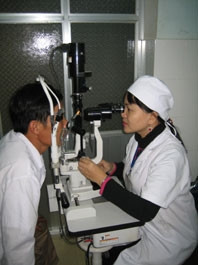 Khám mắt bằng thiết bị hiện
đại tại khoa Mắt của bệnh viện.