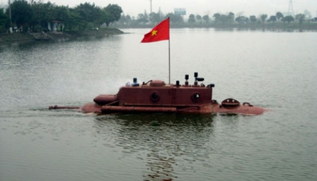 Người tự chế tạo tàu ngầm mi-ni