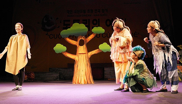 Một cảnh trong vở kịch “Cuộc phiêu lưu của hạt dẻ”.