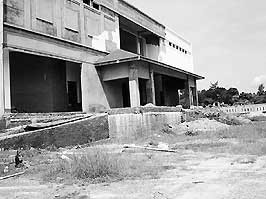 Nhà Bảo tàng Quảng Trị xây dựng
sáu năm vẫn chưa xong.