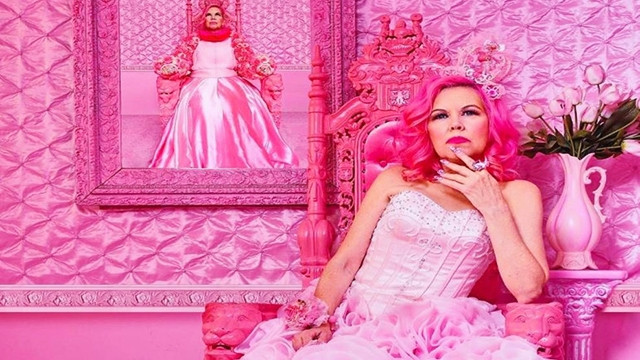 Quý bà mầu hồng