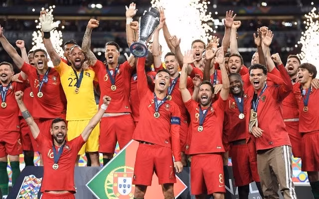 Ronaldo và các đồng đội vừa làm nên một cột mốc lịch sử mới cho bóng đá Bồ Đào Nha. (Ảnh: UEFA)