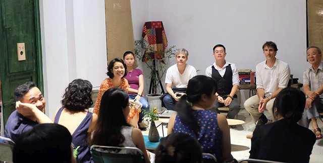 Ðoàn làm phim Tổ ấm xa mẹ giao lưu với khán giả sau buổi chiếu tại Okia Cinema.