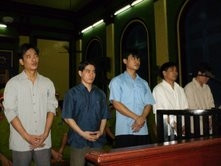 Bình Kiểm và các đồng phạm
nghe tuyên án.