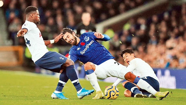 Pha va chạm khiến Andre Gomes (áo xanh) chấn thương nặng.