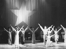 Biểu diễn múa trong chương trình
Thời ta nhớ của Nhà hát nhạc nhẹ Trung ương.