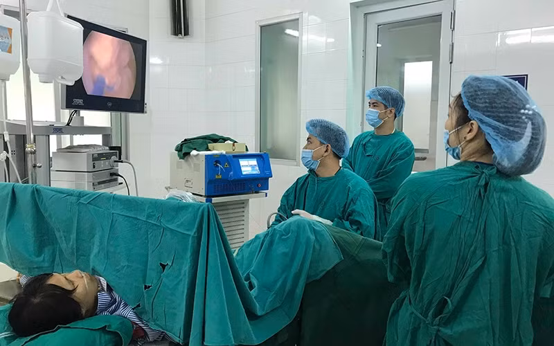 Y, bác sĩ Bệnh viên đa khoa Tuyên Quang tiến hành phẫu thuật tán sỏi cho bệnh nhân. 