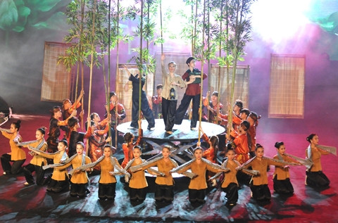 Chương trình nghệ thuật “Tự hào Tổ quốc tôi” diễn ra tại Cung thể thao Quần Ngựa (Hà Nội) tối 17-8, chào mừng kỷ niệm 70 năm Cách mạng Tháng Tám và Quốc khánh 2-9. Ảnh: ĐĂNG KHOA