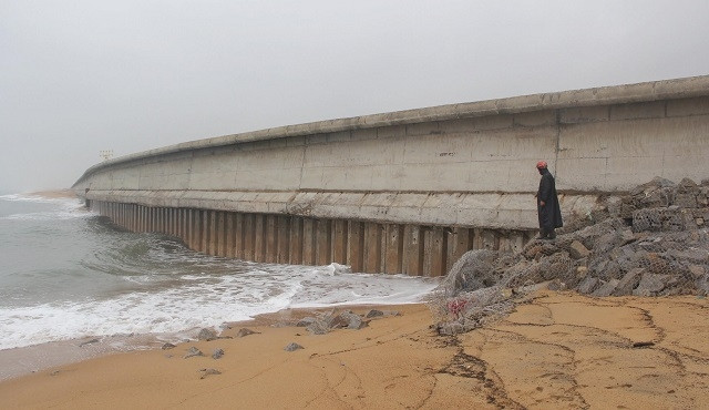 Sóng biển uy hiếp kè biển bao quanh tuyến đường giáp hàng rào Cảng hàng không Tuy Hoà.