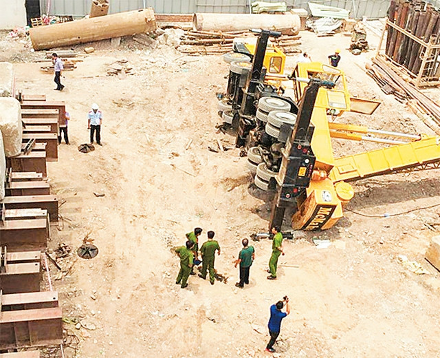 Một vụ sập cần cẩu tại dự án căn hộ cao cấp trên đường Điện Biên Phủ, quận 10. Ảnh: ĐỨC TIẾN