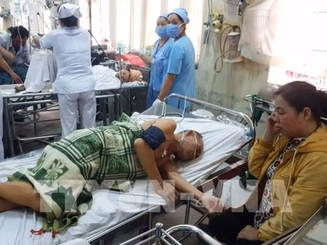 Các BS Bệnh viện đa khoa Bạc Liêu tận tình cứu chữa các nạn nhân.