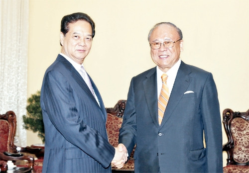 Thủ tướng Nguyễn Tấn Dũng tiếp Cố vấn đặc biệt Liên minh Nghị sĩ hữu nghị Nhật - Việt T.Ta-kê-bê.Ảnh: ĐỨC TÁM (TTXVN)