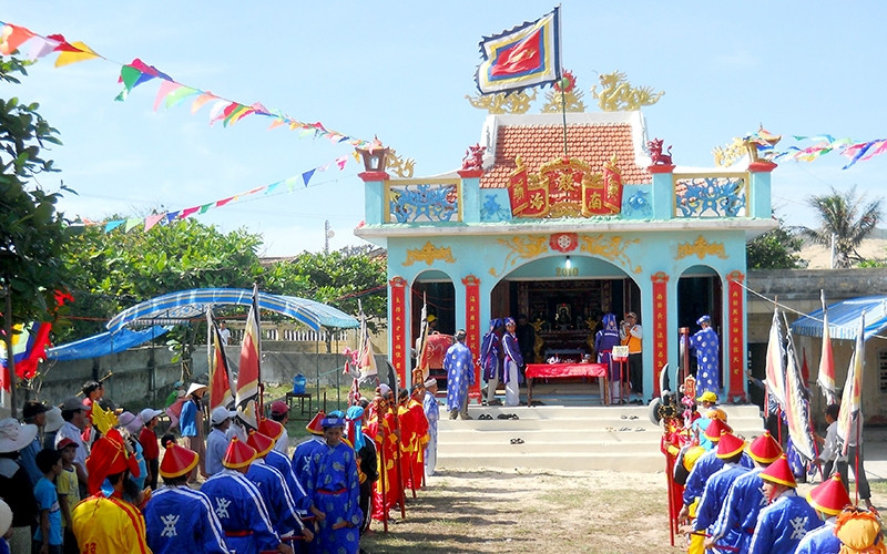 Lễ hội cầu ngư làng Nam Hải vạn đầm Hưng Lương tại xã Nhơn Lý, TP Quy Nhơn, tỉnh Bình Ðịnh.