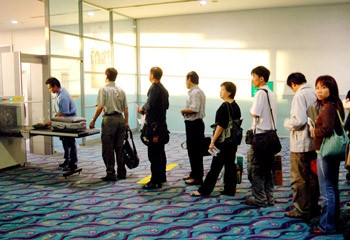 Xếp hàng kiểm tra an ninh tại sân bay.