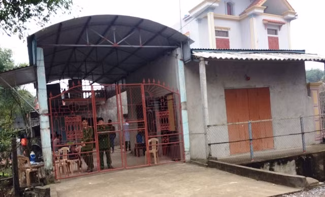 Công an bảo vệ hiện trường căn nhà xảy ra vụ trọng án.