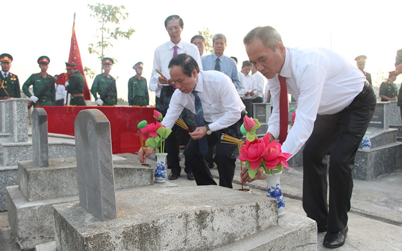 Lãnh đạo tỉnh hậu Giang thắp hương viếng các anh hùng liệt sĩ.